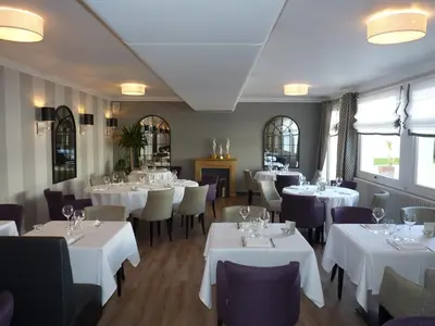 Restaurant ou autre lieu de restauration dans l'établissement Le Robinson