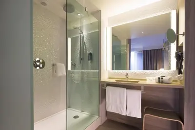 Salle de bains dans l'établissement Oceania l'Hôtel de France Nantes