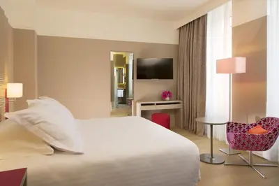 Télévision ou salle de divertissement dans l'établissement Oceania l'Hôtel de France Nantes