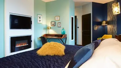 Un ou plusieurs lits dans un hébergement de l'établissement Logis Hôtel La Chaize