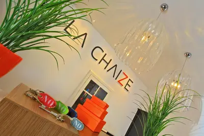 Coin salon dans l'établissement Logis Hôtel La Chaize