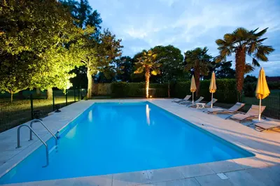 Piscine de l'établissement Château de la Verie ou située à proximité