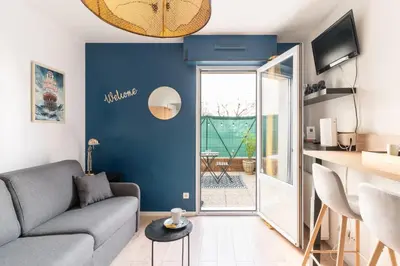 Coin salon dans l'établissement Studio Centre-Ville avec Terrasse et Parking Sécurisé Gratuit
