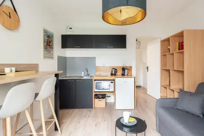 Cuisine ou kitchenette dans l'établissement Studio Centre-Ville avec Terrasse et Parking Sécurisé Gratuit
