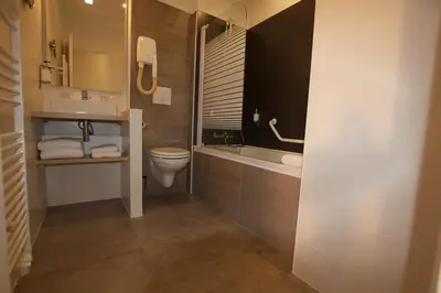 Salle de bains dans l'établissement La Villa en L'île - 2 Piscines & Spa