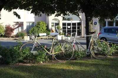 Vélo sur le terrain de l'établissement Logis Hôtel Restaurant Aloe ou dans les environs