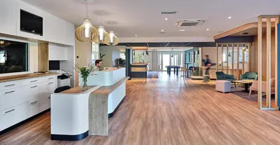 Télévision ou salle de divertissement dans l'établissement Logis Hôtel Restaurant Aloe