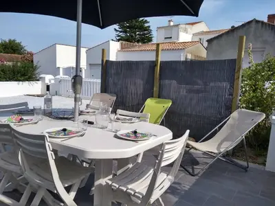 Balcon ou terrasse dans l'établissement Maison rénovée près de la plage avec jardin clos, 300m de la mer, La Guérinière - FR-1-224B-69