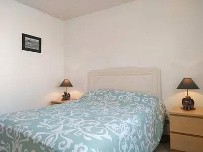 Un ou plusieurs lits dans un hébergement de l'établissement Maison rénovée près de la plage avec jardin clos, 300m de la mer, La Guérinière - FR-1-224B-69