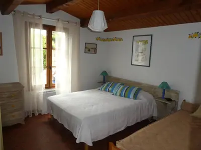 Un ou plusieurs lits dans un hébergement de l'établissement Maison 3 pièces avec jardin à 600m de la plage - 6 couchages - Barbâtre - FR-1-224B-66