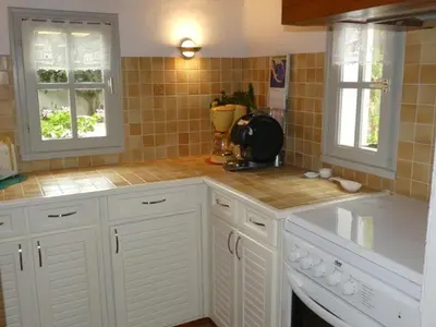 Cuisine ou kitchenette dans l'établissement Maison 3 pièces avec jardin à 600m de la plage - 6 couchages - Barbâtre - FR-1-224B-66