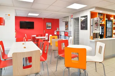 Télévision ou salle de divertissement dans l'établissement Premiere Classe Saint Nazaire - Trignac