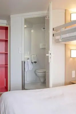 Salle de bains dans l'établissement Premiere Classe Nantes Est St Sebastien Sur Loire