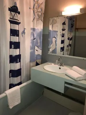 Salle de bains dans l'établissement Hôtel des Dunes Noirmoutier