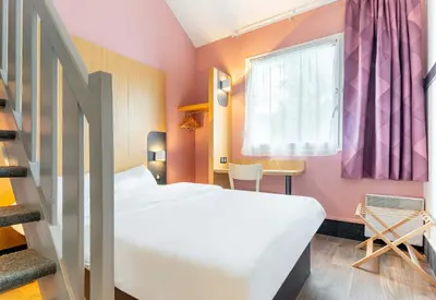 Un ou plusieurs lits dans un hébergement de l'établissement B&B HOTEL Nantes Aéroport