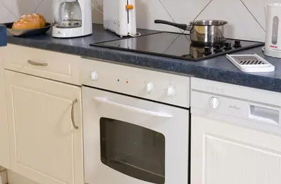 Cuisine ou kitchenette dans l'établissement Madame Vacances Les Maisons de Fontenelles