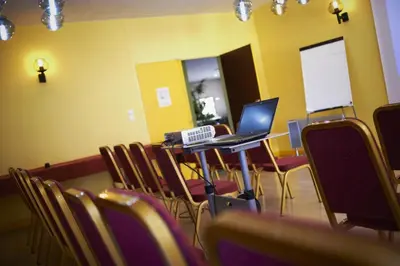 Espace de conférence ou salle de réunion dans l'établissement Logis Hotel De La Loire Ancenis - Restaurant Les Bateliers