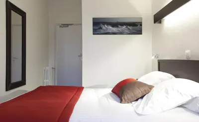 Un ou plusieurs lits dans un hébergement de l'établissement Logis Hotel Chateaubriand