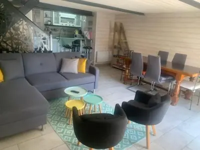 Coin salon dans l'établissement Gite le port sur mer