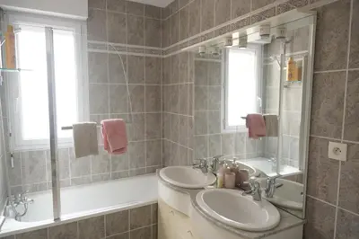 Salle de bains dans l'établissement Le Pompidou T2 pour 2 à 4 pers avec parking privé & balcon Place Ney