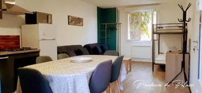 Cuisine ou kitchenette dans l'établissement Résidences du Palmier