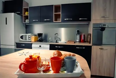 Cuisine ou kitchenette dans l'établissement La Tanière du Corsaire - Coliving - jusqu'à 4 chambres - vue Rivière
