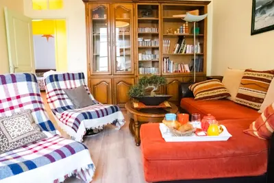 Coin salon dans l'établissement La Tanière du Corsaire - Coliving - jusqu'à 4 chambres - vue Rivière