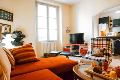 Télévision ou salle de divertissement dans l'établissement La Tanière du Corsaire - Coliving - jusqu'à 4 chambres - vue Rivière