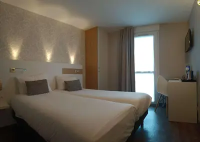 Un ou plusieurs lits dans un hébergement de l'établissement Brit Hotel Les Alizes