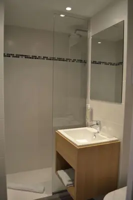Salle de bains dans l'établissement Brit Hotel Les Alizes
