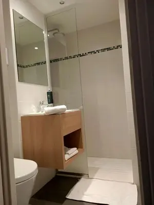 Salle de bains dans l'établissement Brit Hotel Les Alizes