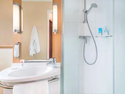 Salle de bains dans l'établissement ibis Nantes Centre Tour Bretagne
