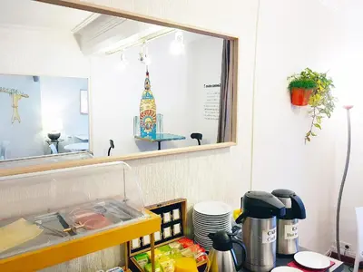 Cuisine ou kitchenette dans l'établissement Hôtel Saint-Patrick Cœur de NANTES