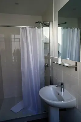 Salle de bains dans l'établissement Hôtel Saint-Patrick Cœur de NANTES
