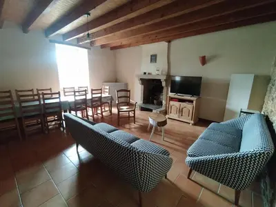 Télévision ou salle de divertissement dans l'établissement La Frapperie