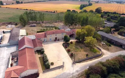 Vue panoramique sur l'établissement Le Logis du Château