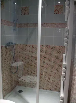 Salle de bains dans l'établissement Les Volets Bleus