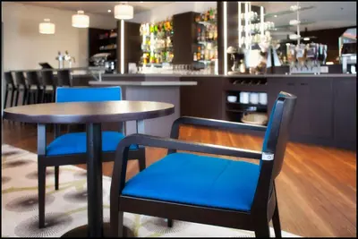 Coin salon dans l'établissement Hotel Le Berry Saint-Nazaire