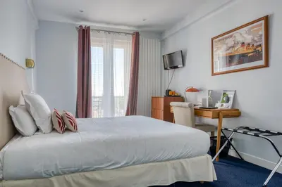 Télévision ou salle de divertissement dans l'établissement Hotel Le Berry Saint-Nazaire