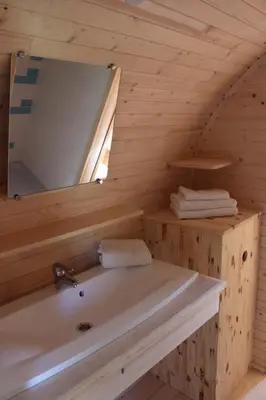 Salle de bains dans l'établissement Charoul'Hôtes Gîtes et roulotte insolite