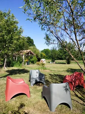 Jardin de l'établissement Charoul'Hôtes Gîtes et roulotte insolite