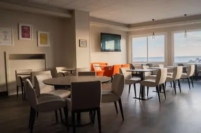 Coin salon dans l'établissement Best Western Hotel De La Plage Saint Marc sur Mer