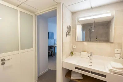 Salle de bains dans l'établissement Eco-Domaine La Fontaine - HOTEL-SPA - 300 m Plage de la Fontaine aux Bretons