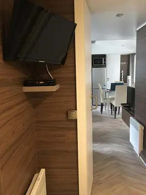 Télévision ou salle de divertissement dans l'établissement Mobilhome familial 6 à 7 p 3 chambres 42 m2 Saint Brévin Les Pierres Couchées