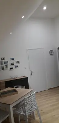 Télévision ou salle de divertissement dans l'établissement L'Escale au Coteau