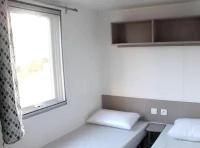 Un ou plusieurs lits dans un hébergement de l'établissement Mobil-home moderne à Saint-Jean-de-Monts avec piscine partagée