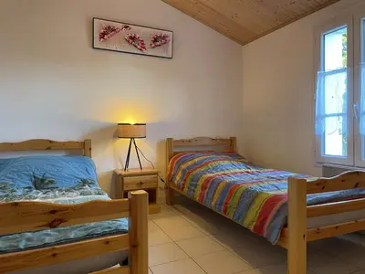 Un ou plusieurs lits dans un hébergement de l'établissement Maison avec jardin clos et terrasse, proche plage et commerces, 5 couchages, Noirmoutier-en-l'Île - FR-1-224B-83
