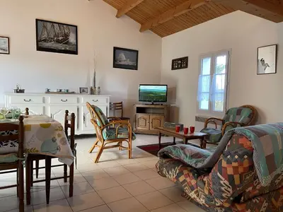 Télévision ou salle de divertissement dans l'établissement Maison avec jardin clos et terrasse, proche plage et commerces, 5 couchages, Noirmoutier-en-l'Île - FR-1-224B-83