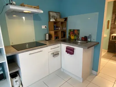 Cuisine ou kitchenette dans l'établissement Charmant studio calme avec terasse & parking privé