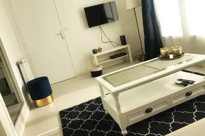 Télévision ou salle de divertissement dans l'établissement Tout en Élégance - Pont Rousseau (Nantes)